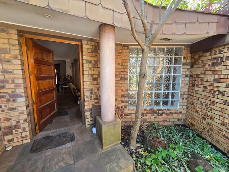 4 Bedroom House for sale in Heuwelsig