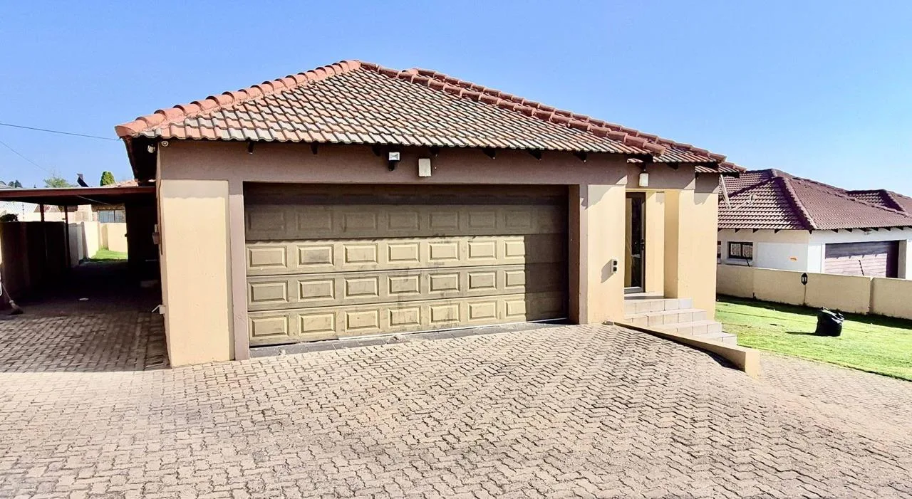 3 Bedroom House for sale in Model Park