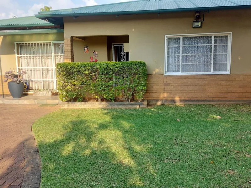 4 Bedroom House for sale in Oos Einde