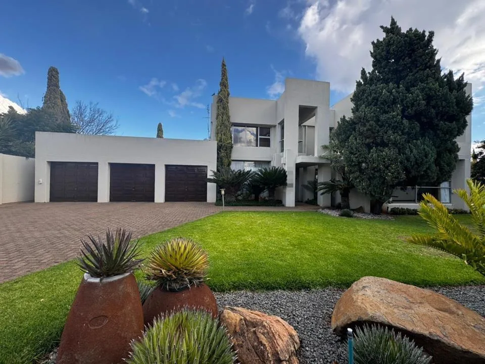 4 Bedroom House for sale in Heuwelsig