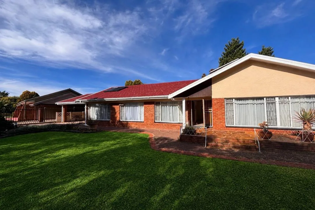 4 Bedroom House for sale in Dan Pienaar