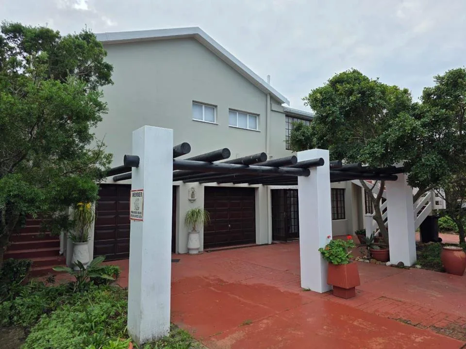 4 Bedroom House for sale in Paradise Beach