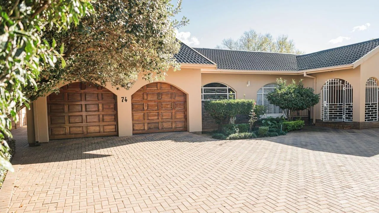 6 Bedroom House for sale in Flamwood