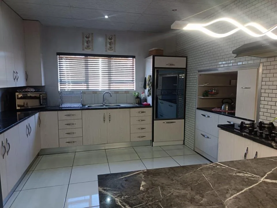 4 Bedroom House for sale in Kimberley North
