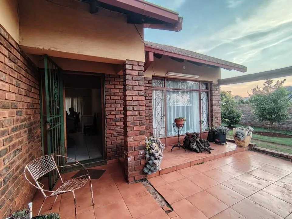 4 Bedroom House for sale in Kanonkop