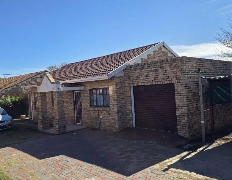 3 Bedroom House for sale in Komani Park