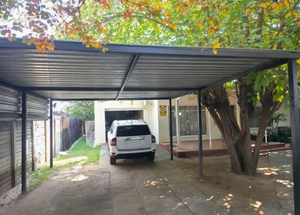 3 Bedroom House for sale in Oos Einde