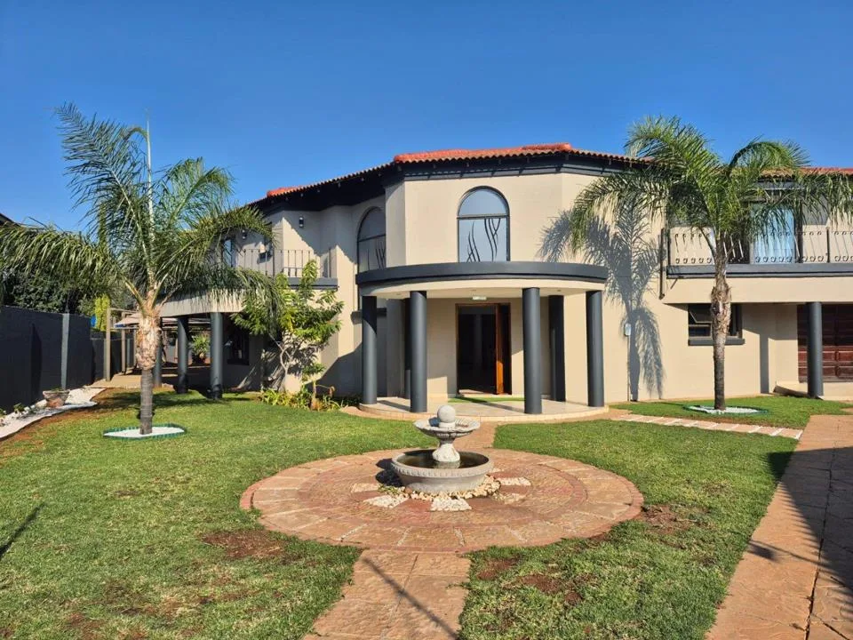 5 Bedroom House for sale in Roylglen Gardens