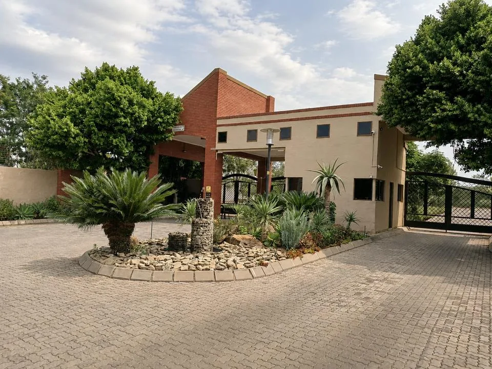 2 Bedroom House for sale in Waterkloof East