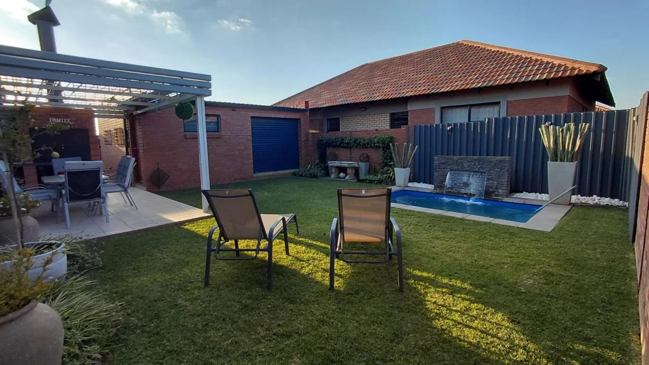3 Bedroom Townhouse for sale in Spitskop SH