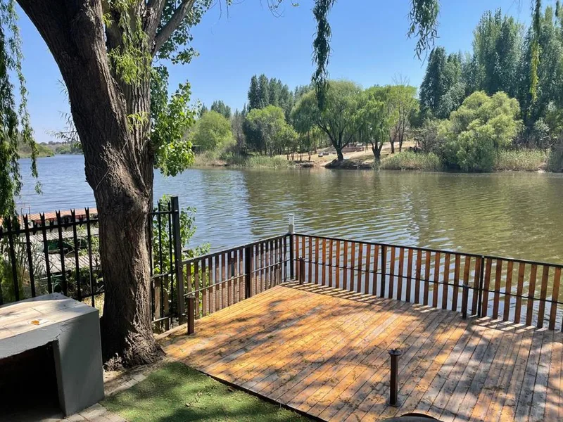 4 Bedroom House for sale in Maselspoort