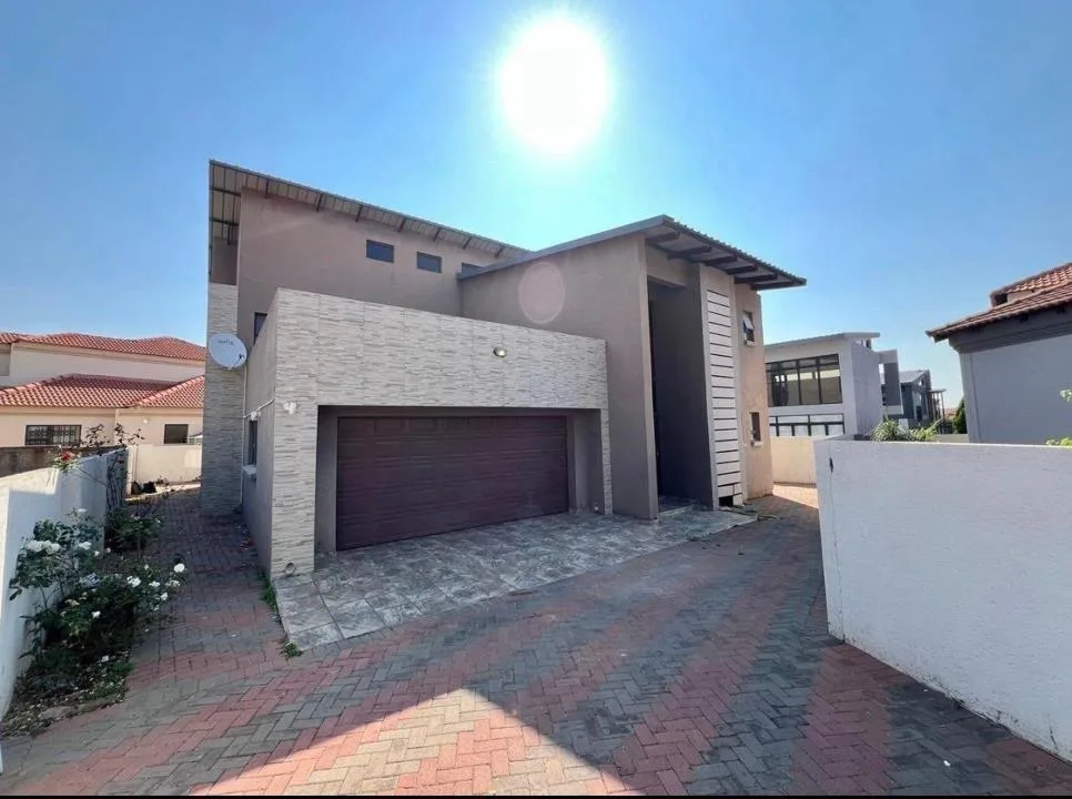 4 Bedroom House for sale in Thornhill