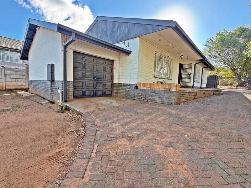 3 Bedroom House to rent in Uitsig