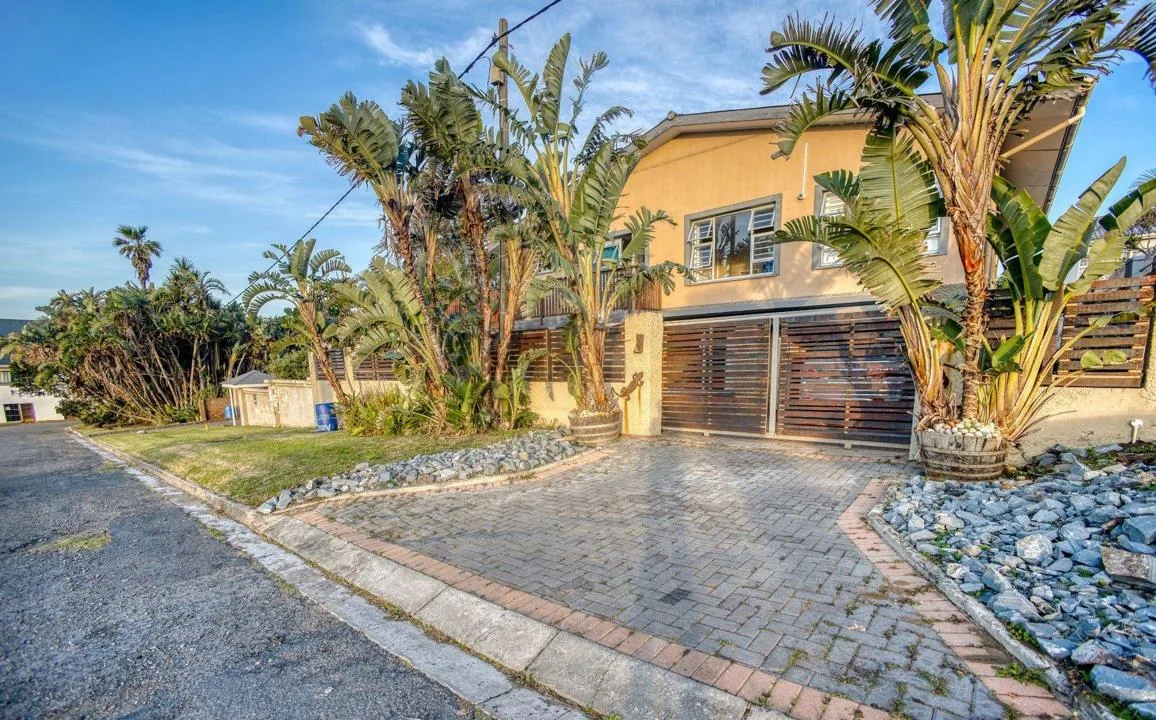 5 Bedroom House for sale in Gonubie
