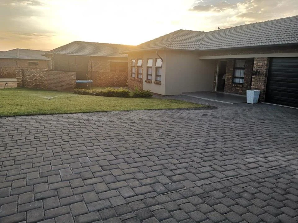 3 Bedroom House for sale in Die Heuwel