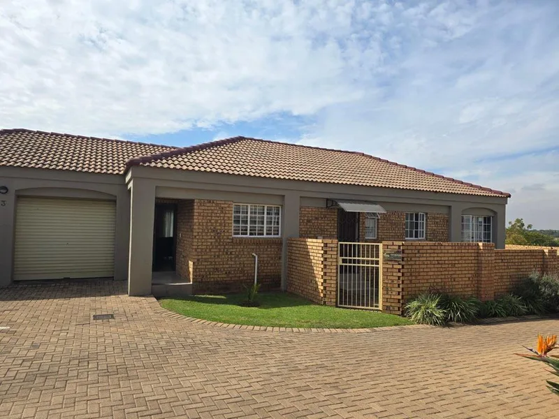 3 Bedroom Townhouse to rent in Aerorand