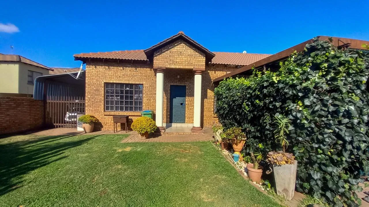 3 Bedroom House for sale in Aerorand