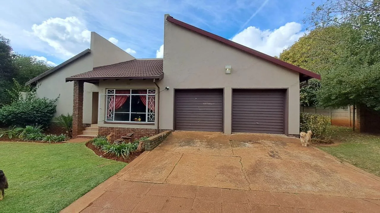 4 Bedroom House for sale in Kanonkop