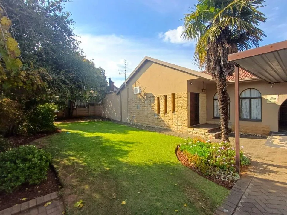 4 Bedroom House for sale in Universitas