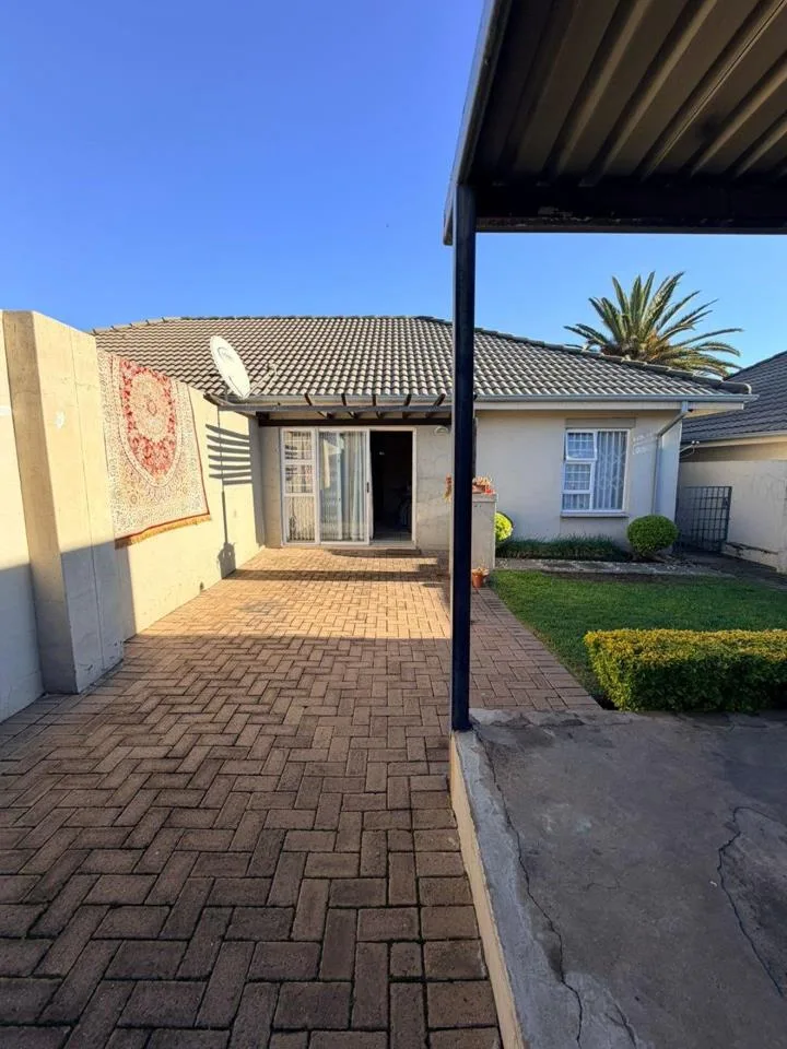 2 Bedroom House for sale in Hoeveld Park