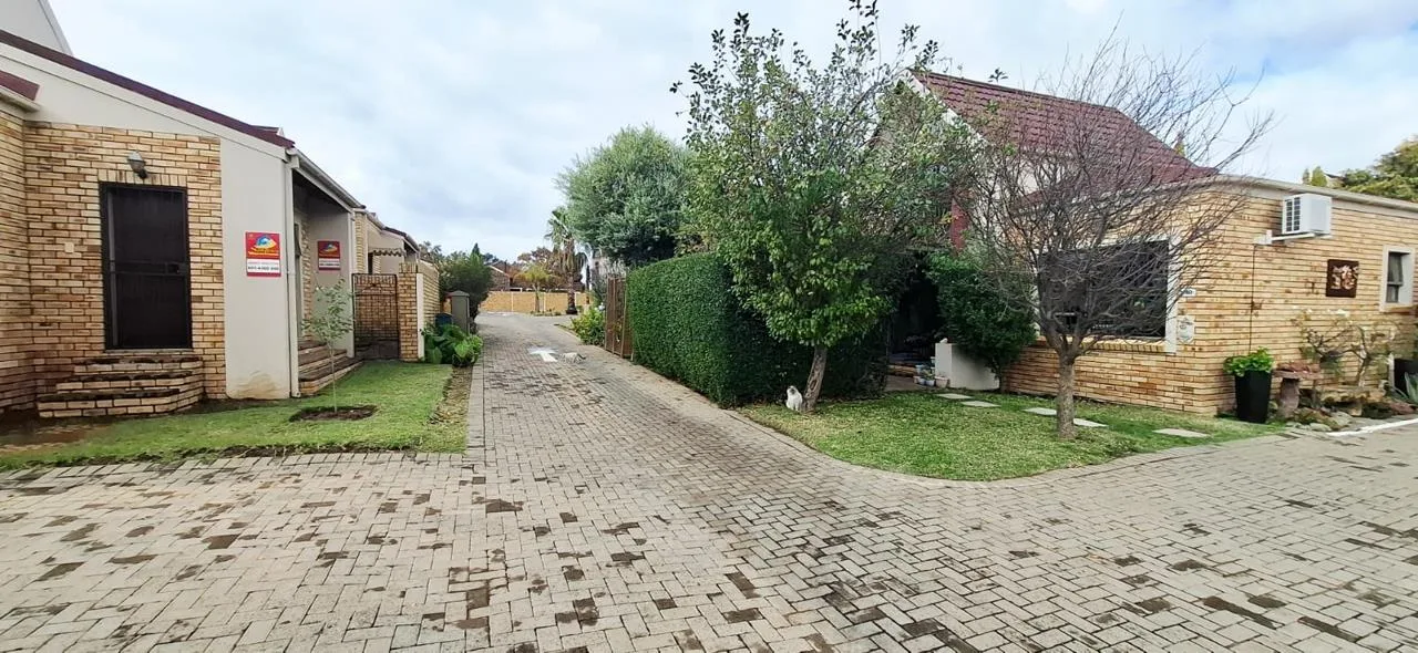 3 Bedroom Townhouse for sale in Langenhovenpark