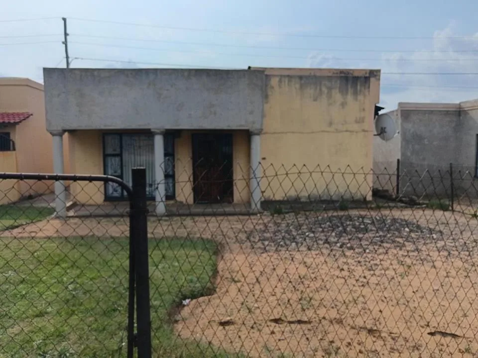 2 Bedroom House for sale in Hlalanikahle