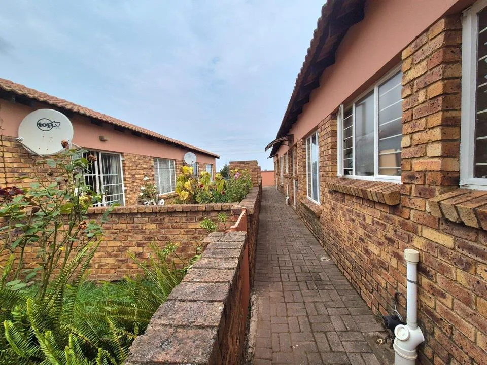 2 Bedroom Townhouse for sale in Vaalpark