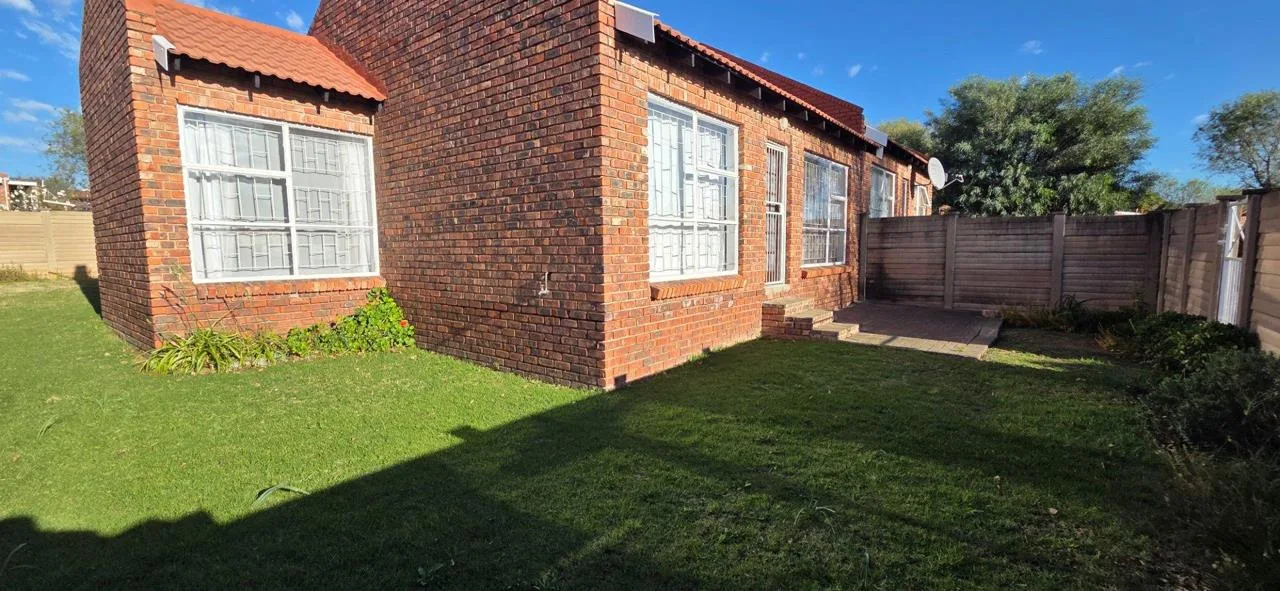 2 Bedroom Townhouse for sale in Langenhovenpark