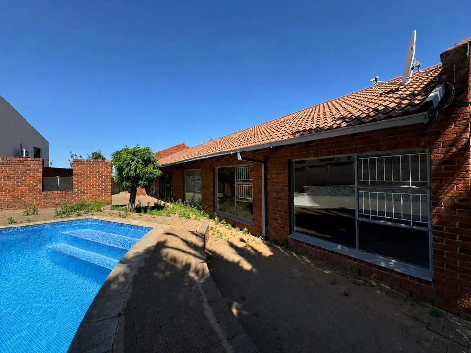 4 Bedroom House for sale in Heuwelsig