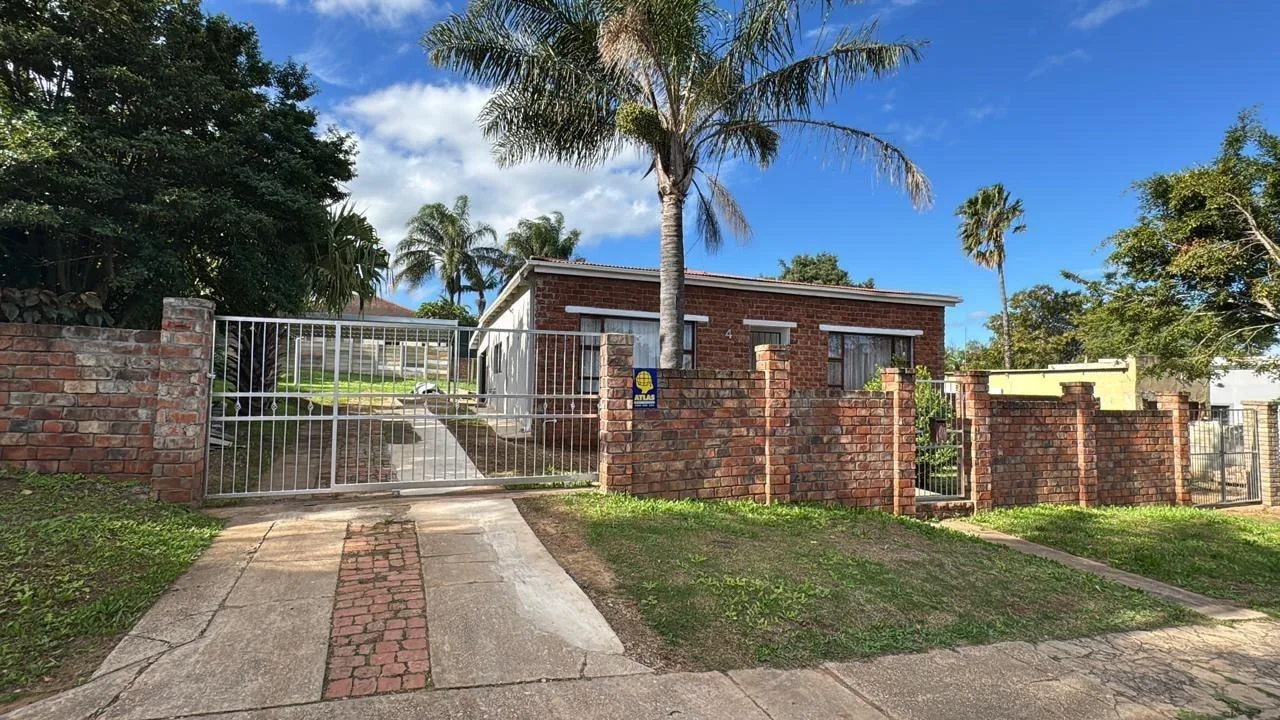3 Bedroom House for sale in Van Riebeeck Hoogte