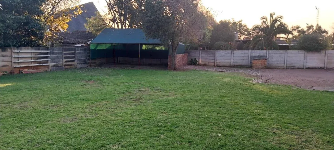 6 Bedroom House for sale in Kanonkop