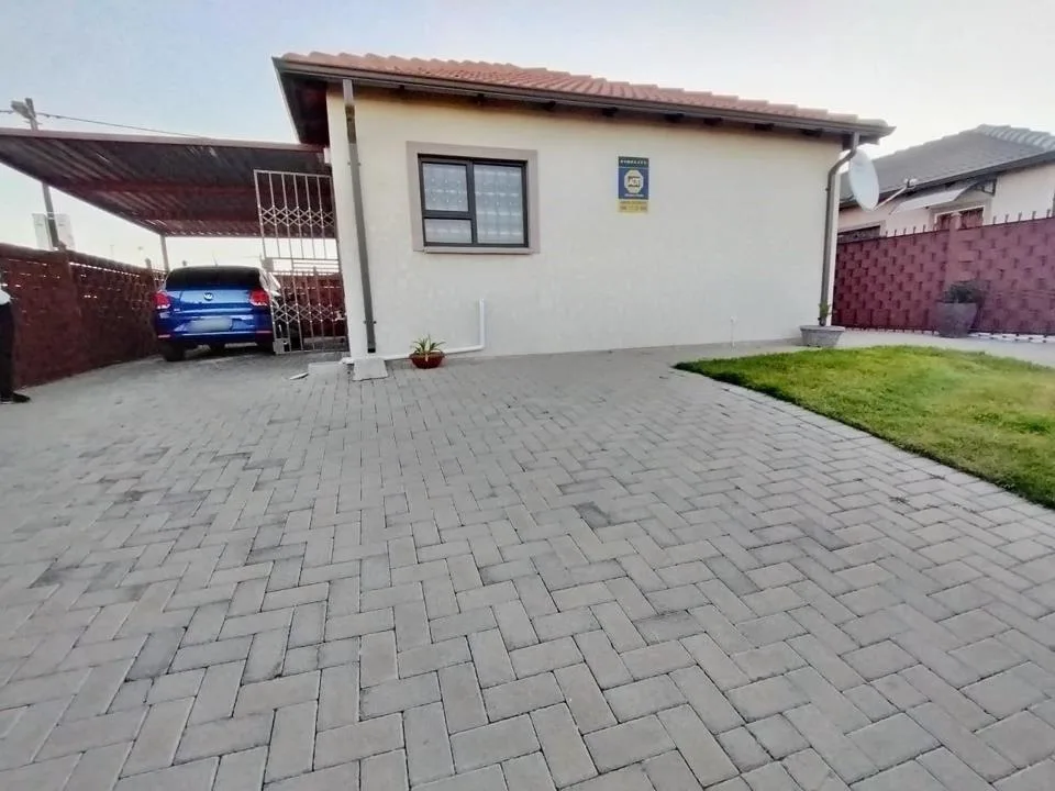 2 Bedroom House for sale in Raceway
