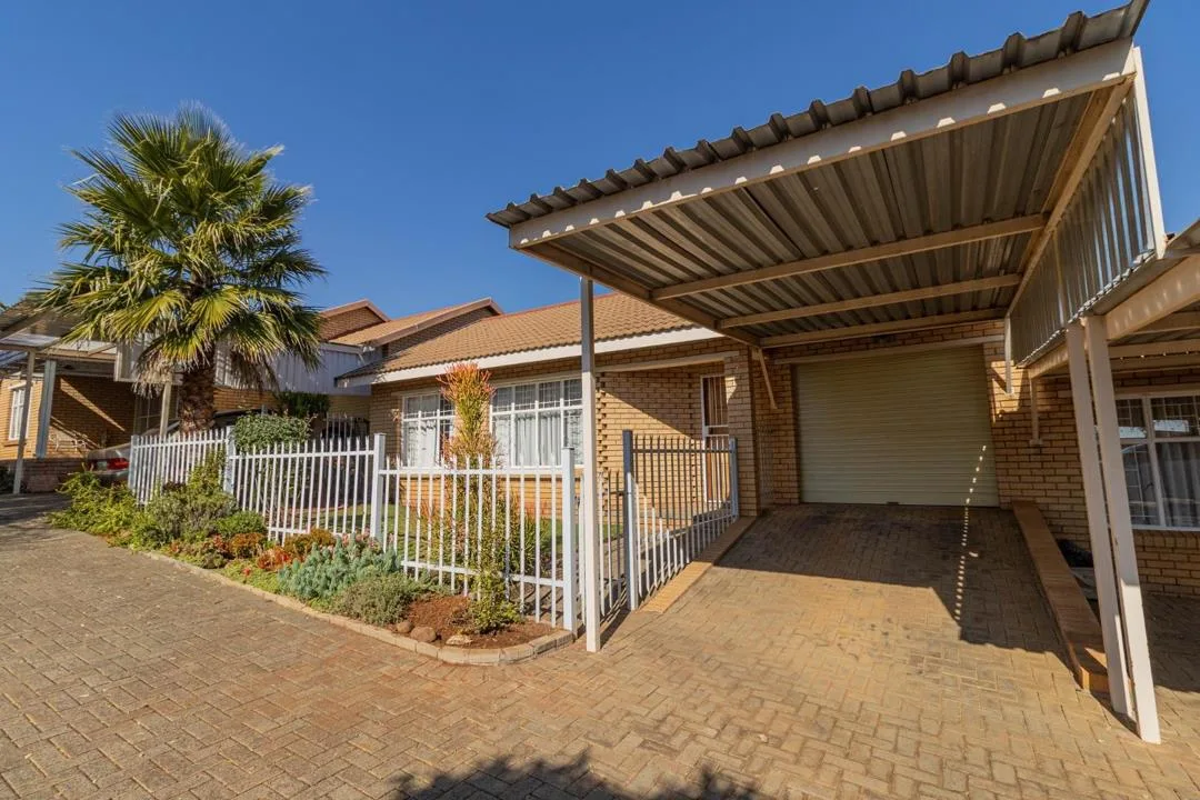 2 Bedroom Townhouse for sale in Langenhovenpark