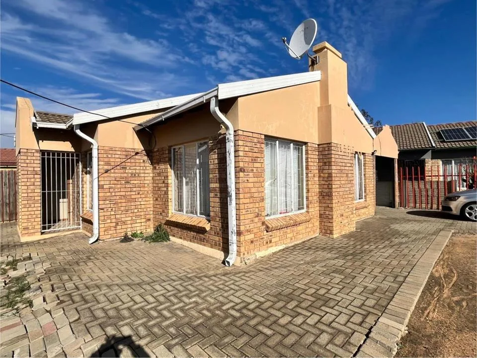 3 Bedroom House for sale in Heidedal