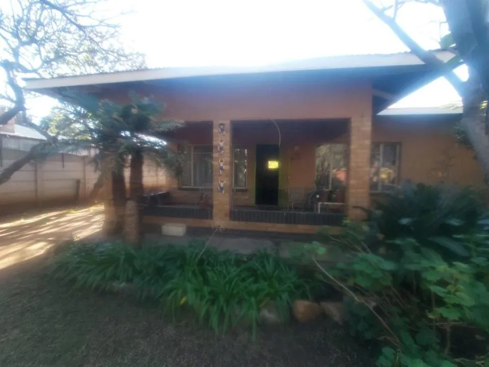 4 Bedroom House for sale in Oos Einde