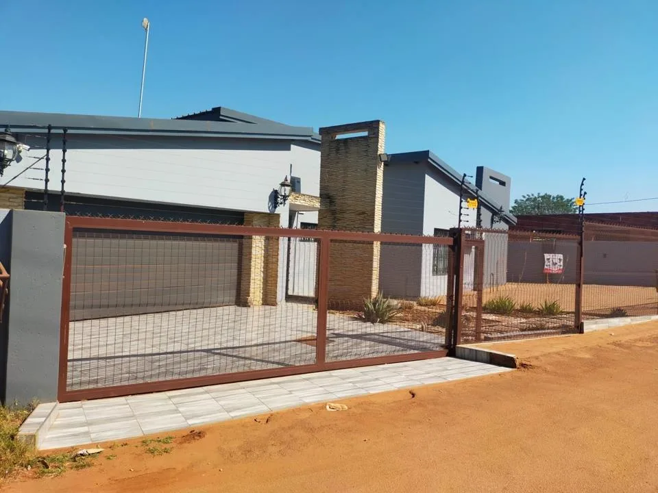 3 Bedroom House for sale in Tswinga