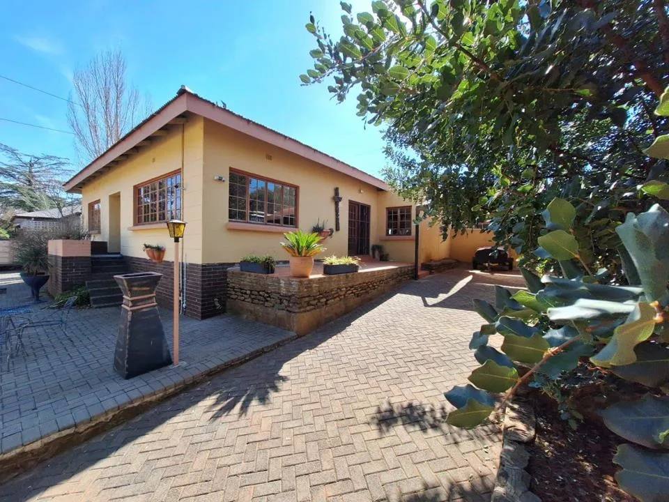 3 Bedroom House for sale in Bayswater