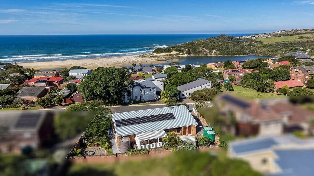 3 Bedroom House for sale in Cintsa East