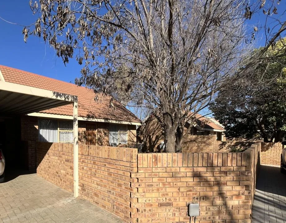 2 Bedroom Townhouse for sale in Langenhovenpark