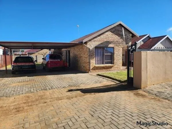 3 Bedroom House for sale in Mandela View