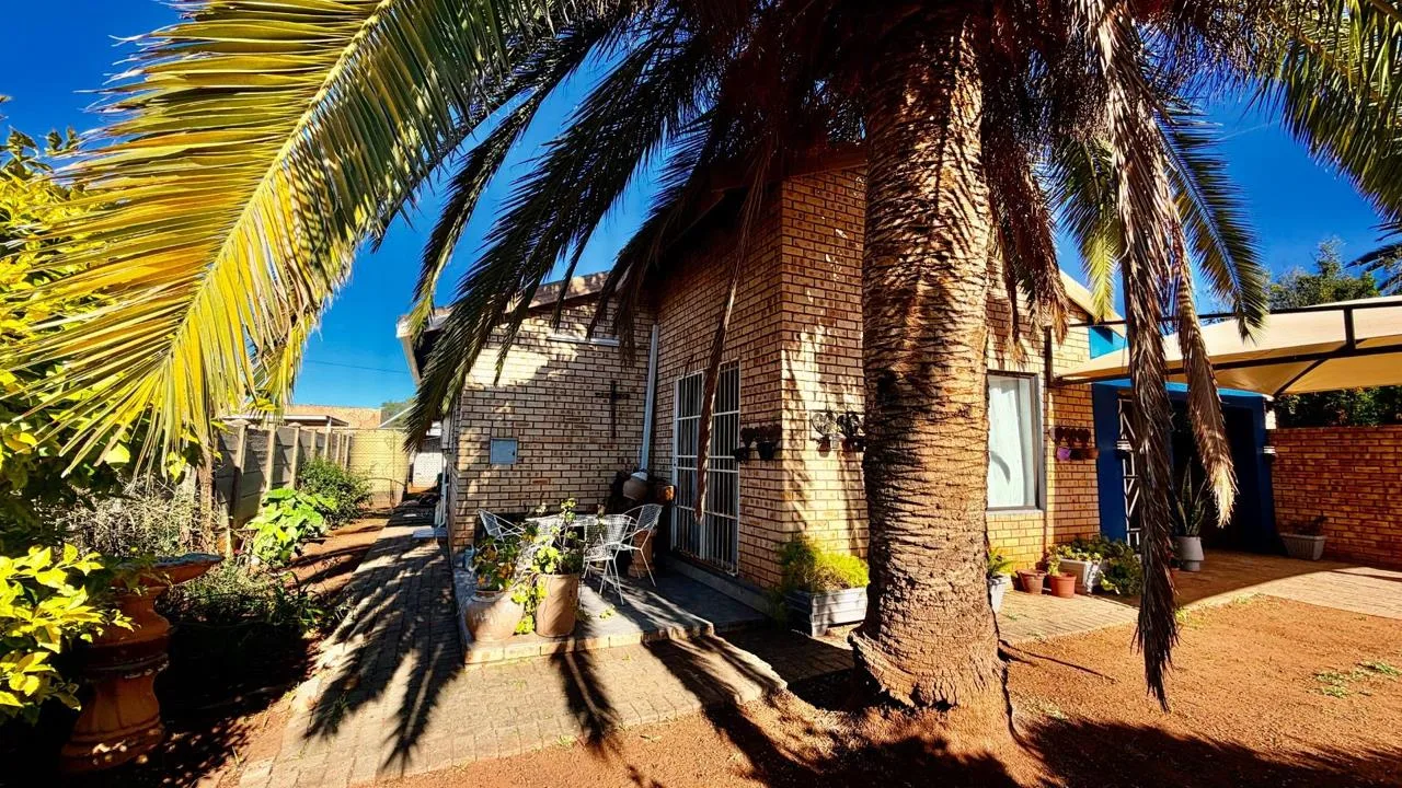 2 Bedroom House for sale in Beaconsfield