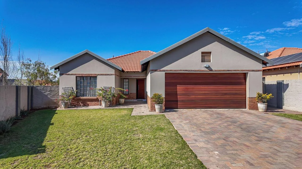 3 Bedroom House for sale in Waterkloof East