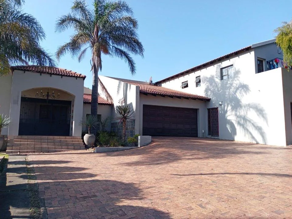 8 Bedroom House for sale in Reyno Ridge