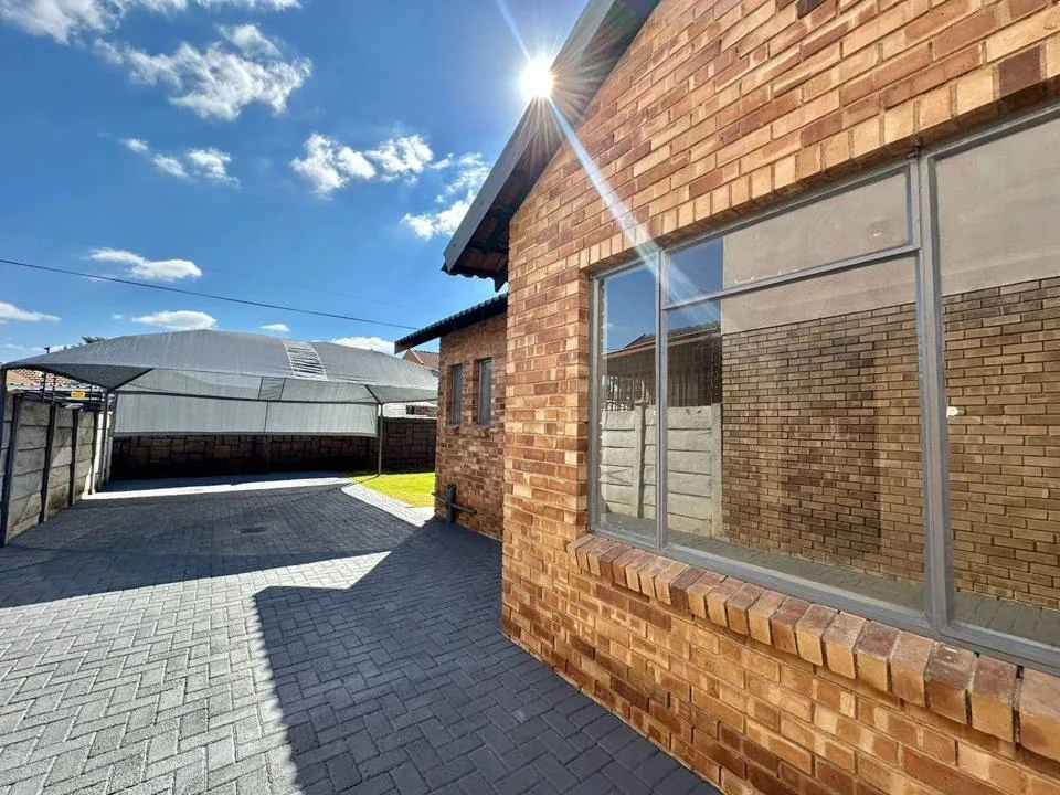 3 Bedroom House for sale in Ivy Park