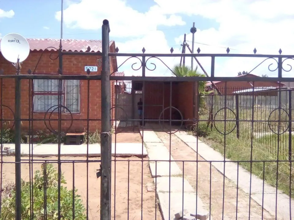 3 Bedroom House for sale in Thabong