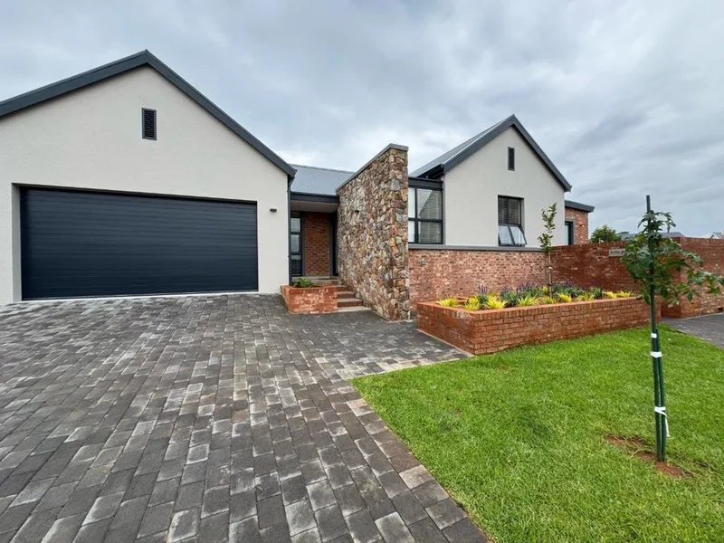 3 Bedroom House for sale in De Land Estate