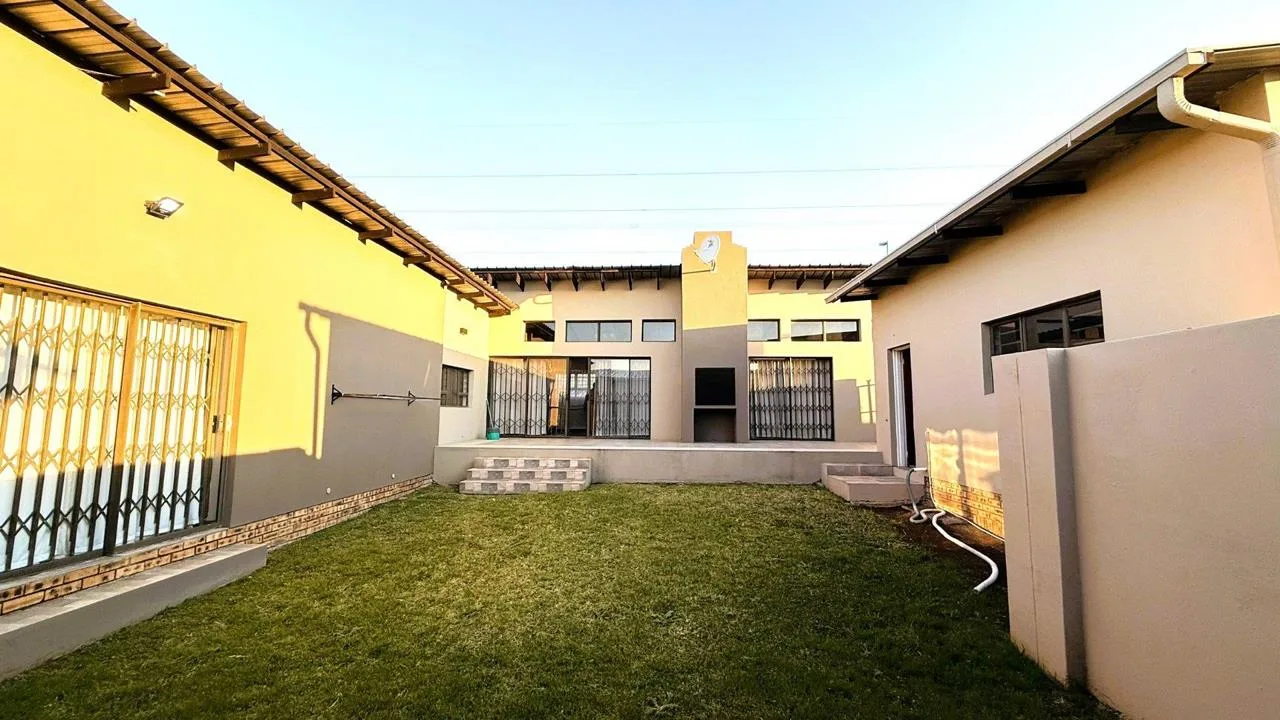 3 Bedroom House for sale in Hillside