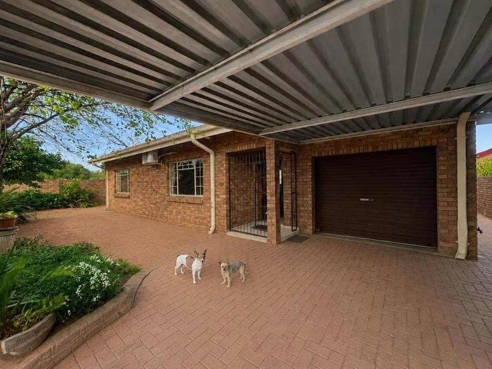 2 Bedroom House for sale in Rhodesdene