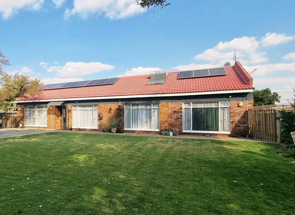3 Bedroom House for sale in Langenhovenpark