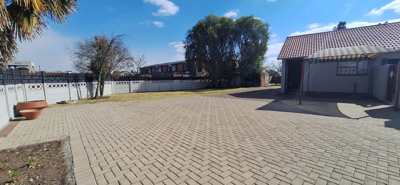 9 Bedroom House to rent in Kruinpark